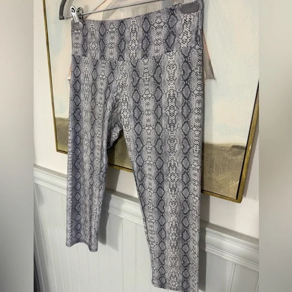 ONZIE‎ Gray & White Cropped Snake Print Leggings Size Medium - Picture 5 of 9